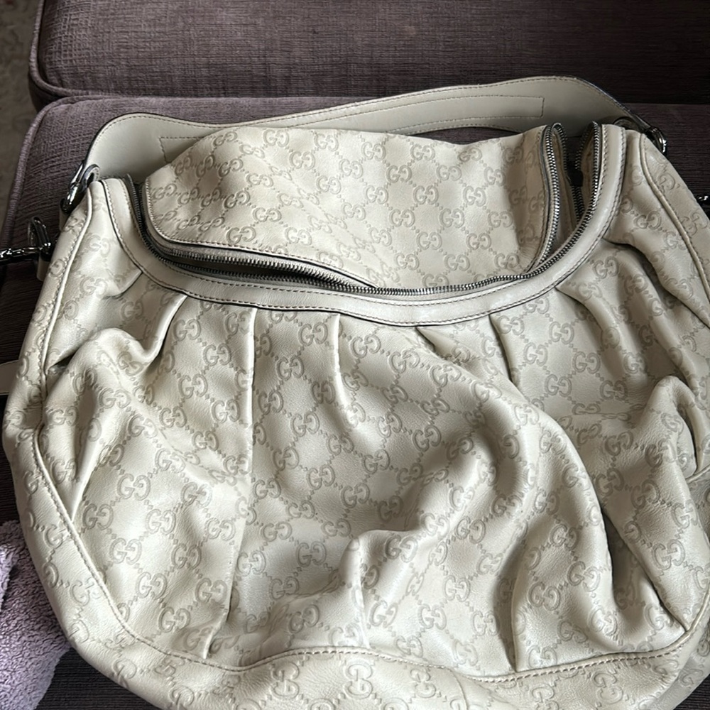 Rare gucci bag. Beige good condition ware on inside.